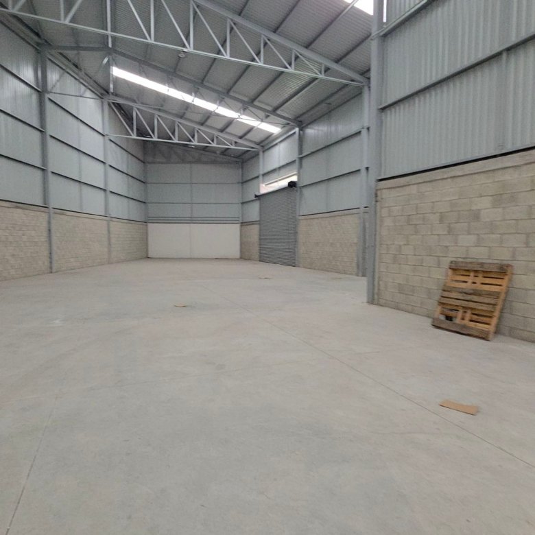 Gran espacio interior industrial de planta libre en bodega nueva en renta en Las Joyas León Gto.