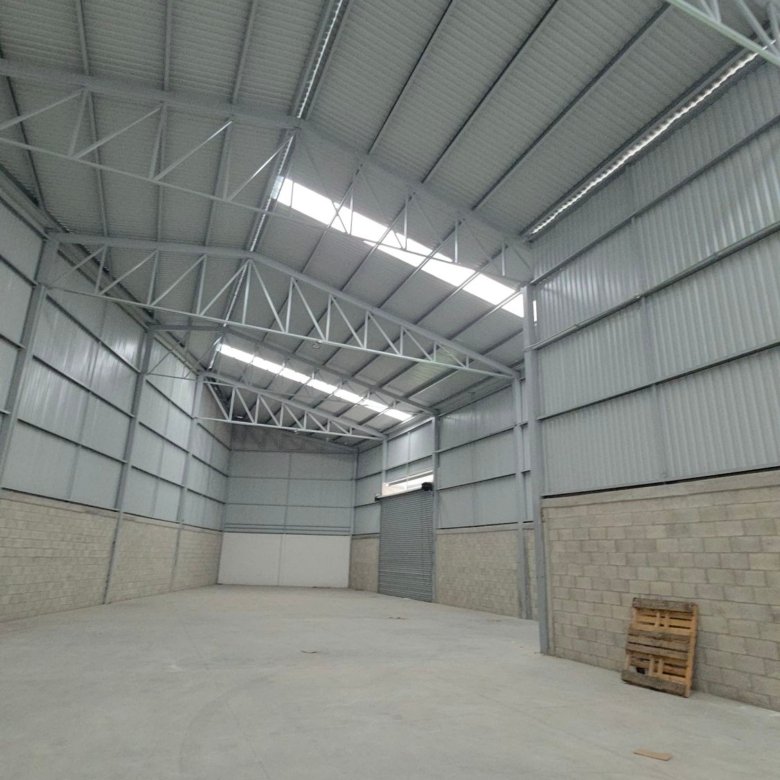 Estructuras metálicas y láminas de techumbre en bodega industrial nueva en renta en Las Joyas León Gto.
