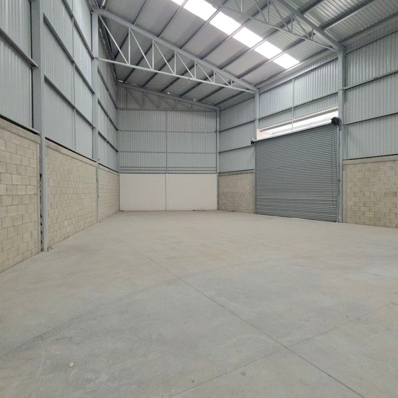Gran espacio interior luminoso con luz natural en bodega industrial nueva en renta en Las Joyas León Gto.