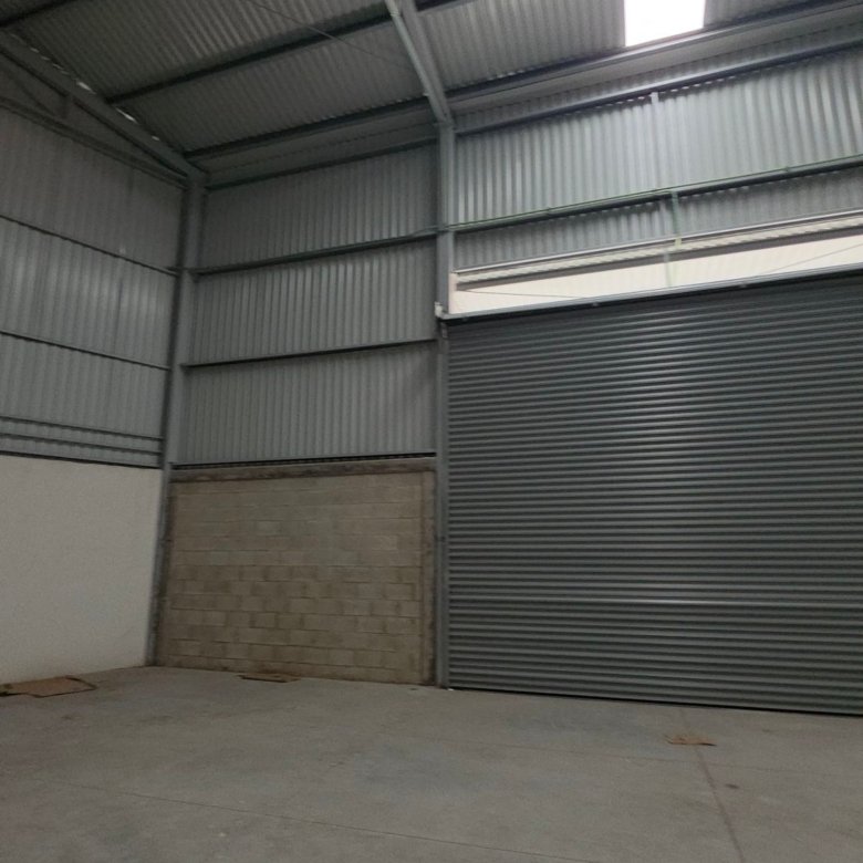 Perspectiva interior de almacén vacío y bodega industrial nueva en renta en Las Joyas León Gto.