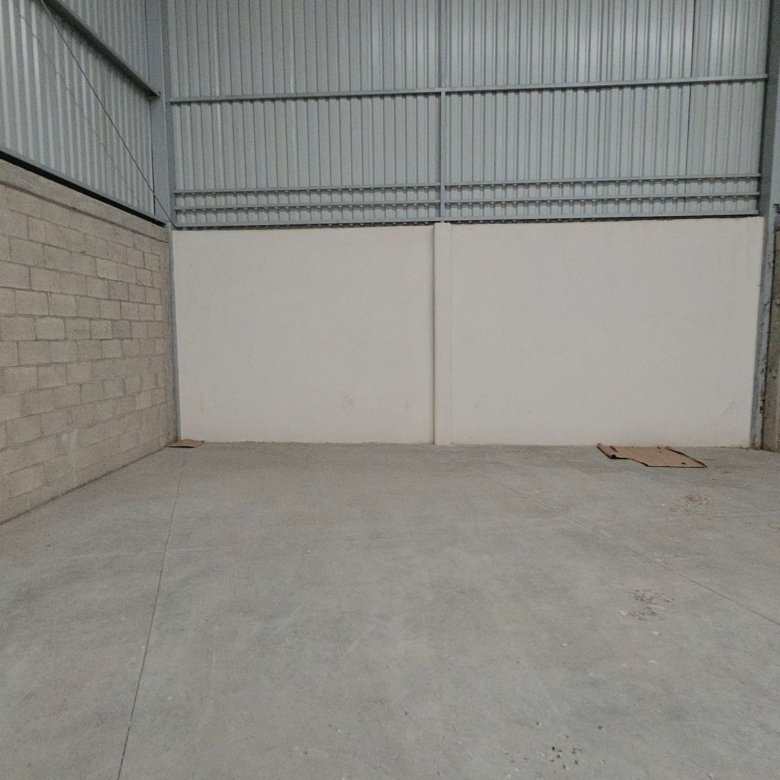 Muros perimetrales y espacio vacío de bodega industrial nueva en renta en Las Joyas León Gto.