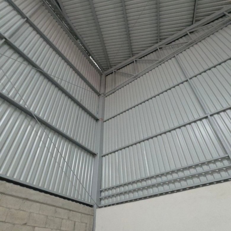 Detalle de estructura y techo metálico en esquina interior de bodega industrial en renta en Las Joyas León Gto.