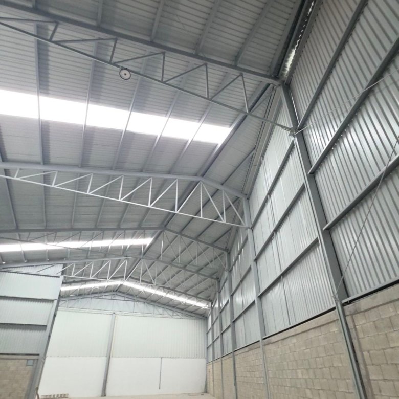 Interior de bodega industrial nueva en renta en Las Joyas León Gto con más de 10 metros de altura y entrada para tráiler.