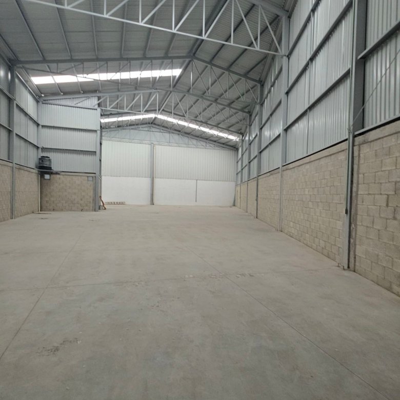 Interior de bodega industrial nueva en renta en Las Joyas León Gto con más de 10 metros de altura y entrada para tráiler.