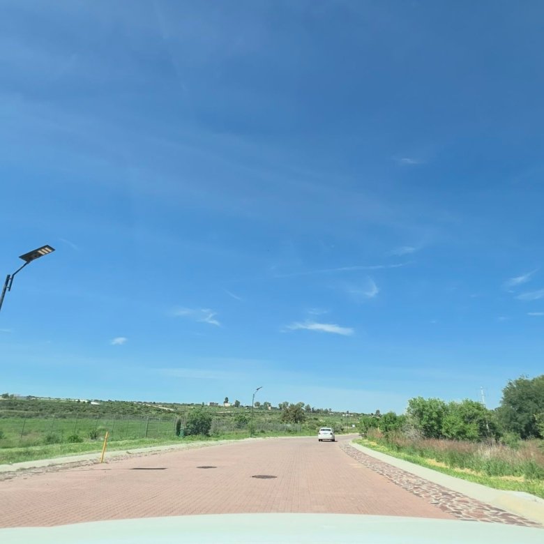 Calle principal adosquinada con alumbrado publico en Ciudad Maderas Leon terreno Huizache Torresa Inmobiliaria