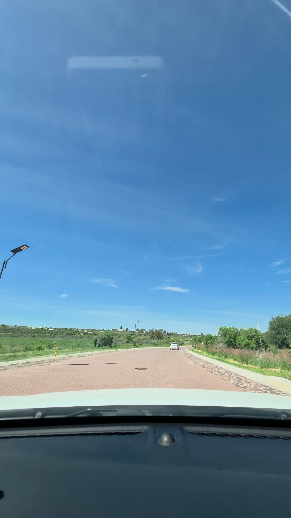 Calle principal adosquinada con alumbrado publico en Ciudad Maderas Leon terreno Huizache Torresa Inmobiliaria