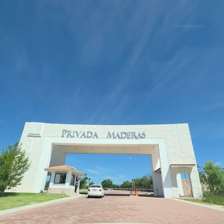 Portico de acceso con caseta de seguridad en Ciudad Maderas Leon terreno Huizache Torresa Inmobiliaria