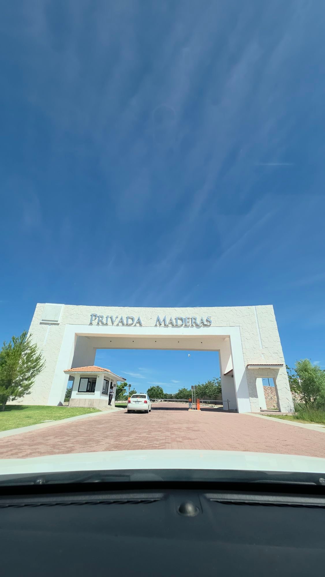 Portico de acceso con caseta de seguridad en Ciudad Maderas Leon terreno Huizache Torresa Inmobiliaria