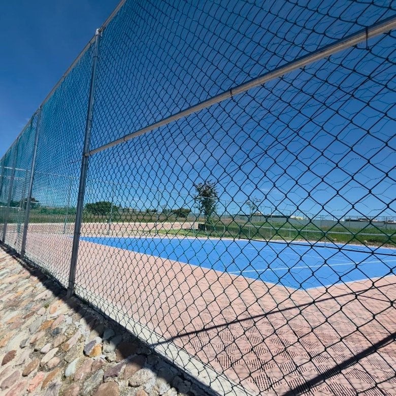 Malla perimetral y cancha deportiva de tenis padel en Ciudad Maderas Leon terreno en venta Huizache Torresa Inmobiliaria