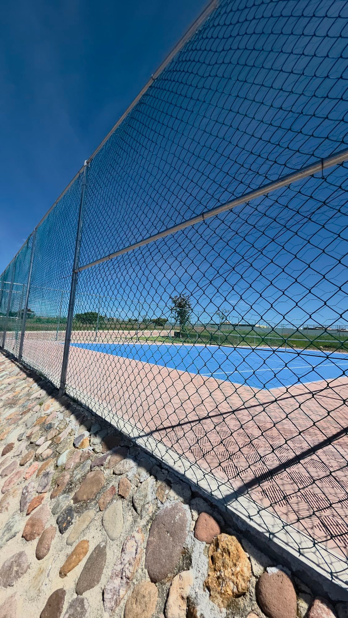 Malla perimetral y cancha deportiva de tenis padel en Ciudad Maderas Leon terreno en venta Huizache Torresa Inmobiliaria