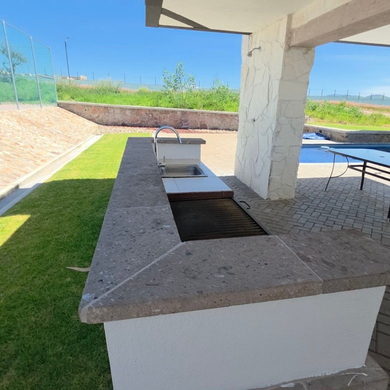Area de asadores y barra en Casa Club Ciudad Maderas Leon terreno en venta Huizache Torresa Inmobiliaria