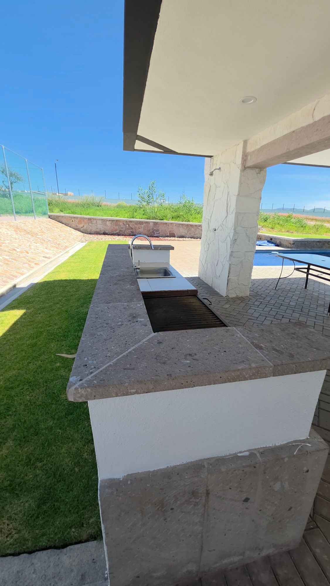Area de asadores y barra en Casa Club Ciudad Maderas Leon terreno en venta Huizache Torresa Inmobiliaria