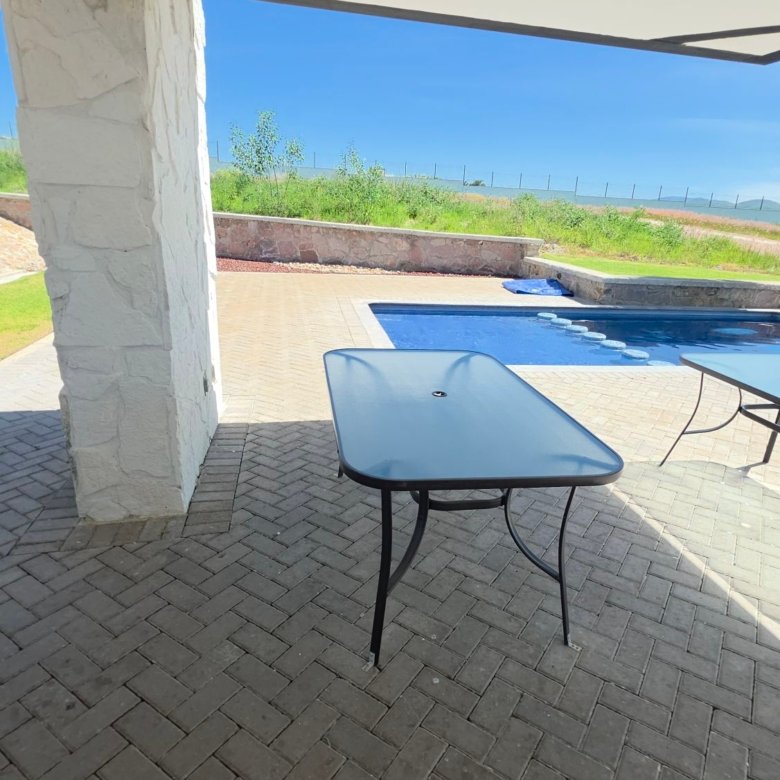 Terraza techada con mesa y vista a la alberca en Casa Club Ciudad Maderas Leon terreno en venta Huizache Torresa Inmobiliaria