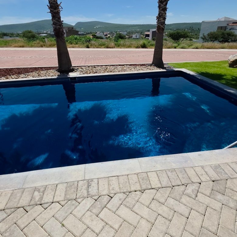 Alberca de Casa Club con palmeras y vista panorámica en Ciudad Maderas Leon terreno en venta Huizache torresa