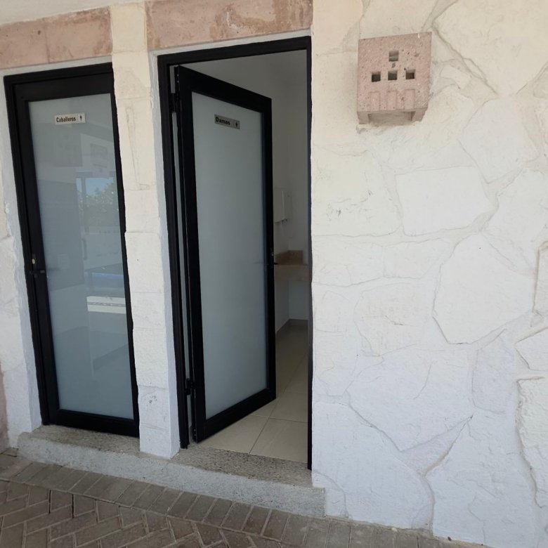 Fachada de sanitarios y vestidores en Casa Club Ciudad Maderas Leon terreno en venta Huizache Torresa Inmobiliaria