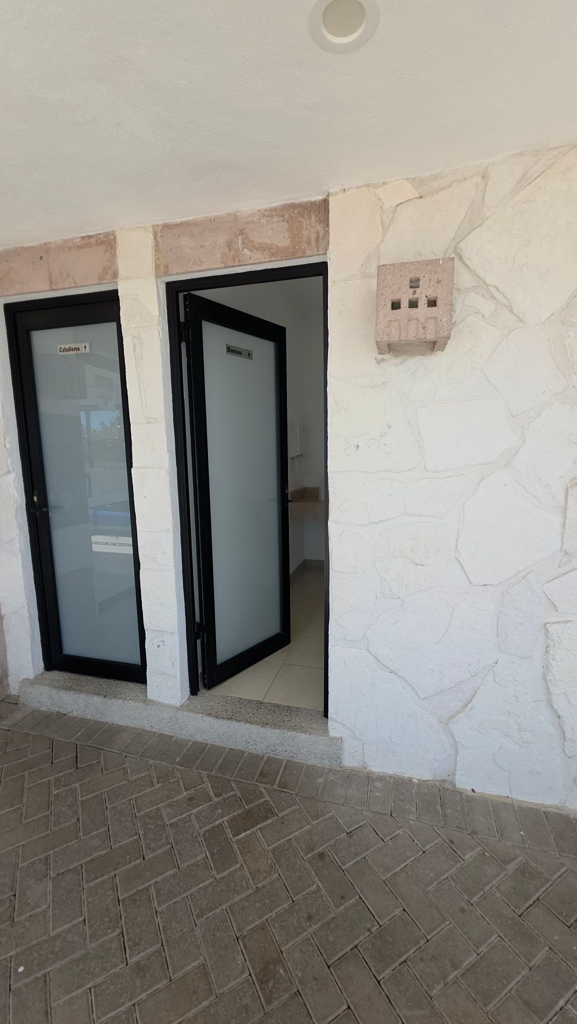 Fachada de sanitarios y vestidores en Casa Club Ciudad Maderas Leon terreno en venta Huizache Torresa Inmobiliaria