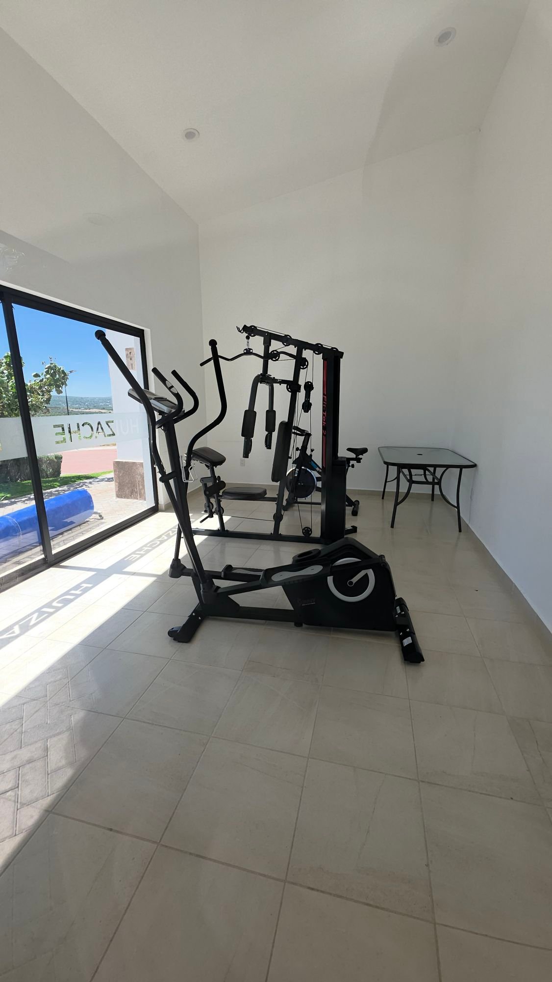Vista interior del gimnasio con equipo de ejercicio en Casa Club Ciudad Maderas Leon terreno en venta Huizache torresa