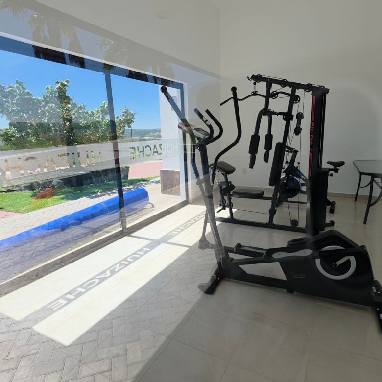 Gimnasio equipado con aparatos de ejercicio en Casa Club Ciudad Maderas Leon terreno en venta Huizache torresa
