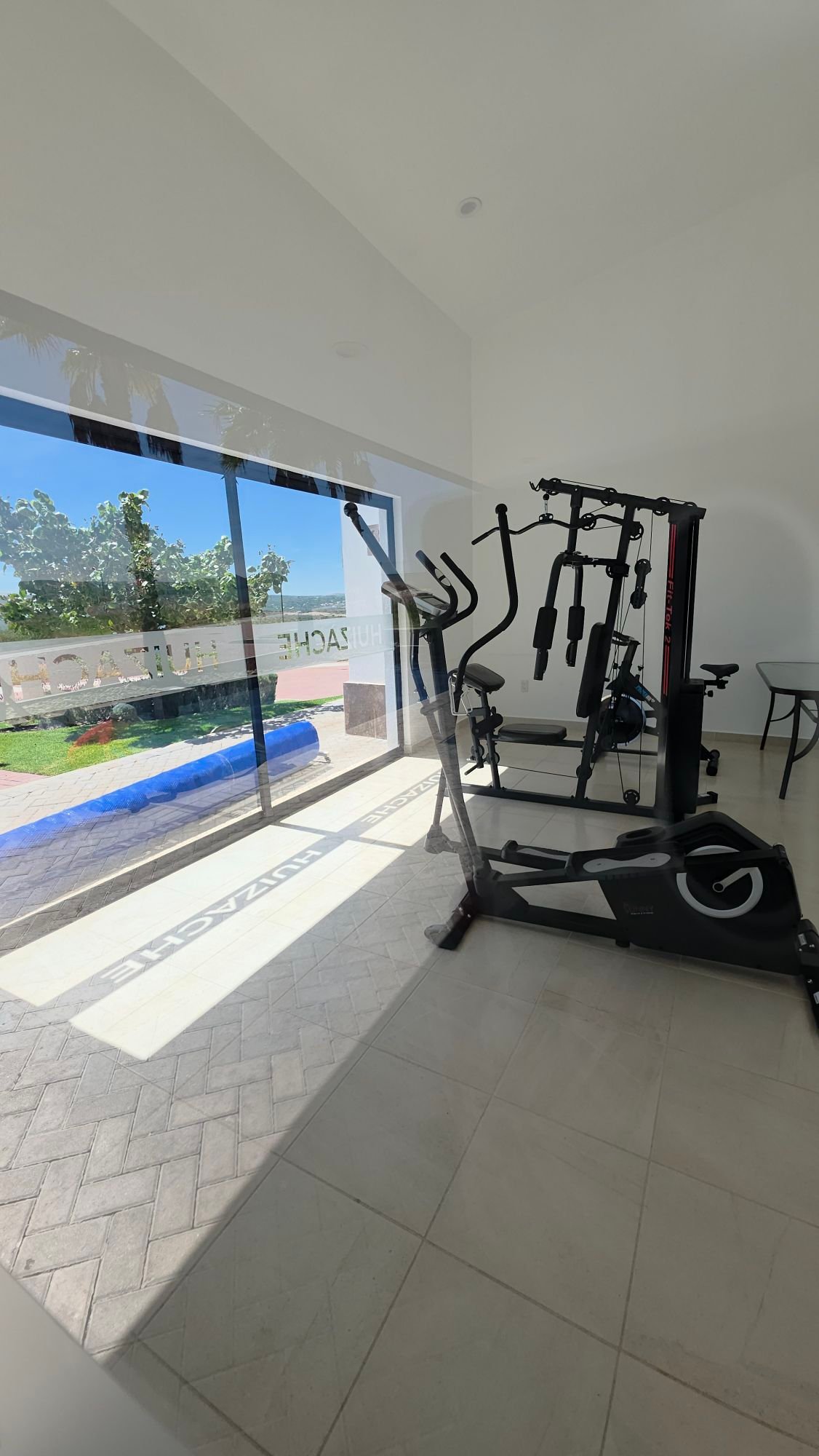 Gimnasio equipado con aparatos de ejercicio en Casa Club Ciudad Maderas Leon terreno en venta Huizache torresa