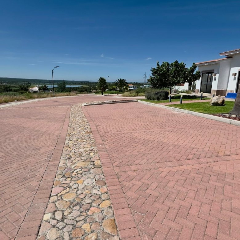 Calle adosquinada con franja de piedra de rio en Ciudad Maderas Leon terreno en venta Huizache torresa