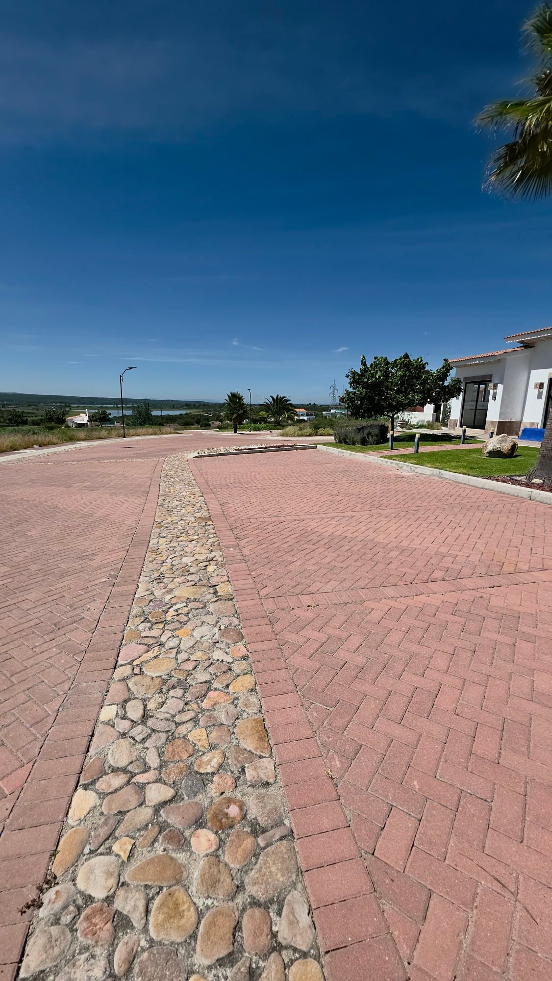 Calle adosquinada con franja de piedra de rio en Ciudad Maderas Leon terreno en venta Huizache torresa