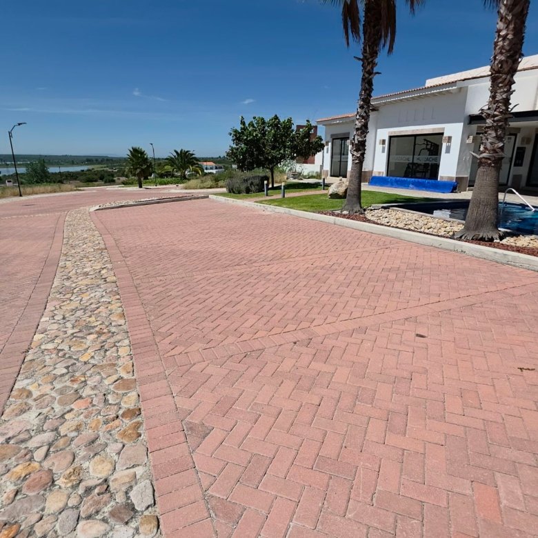 Vialidad de adoquin con cenefa de piedra frente a Casa Club Ciudad Maderas Leon terreno en venta Huizache torresa