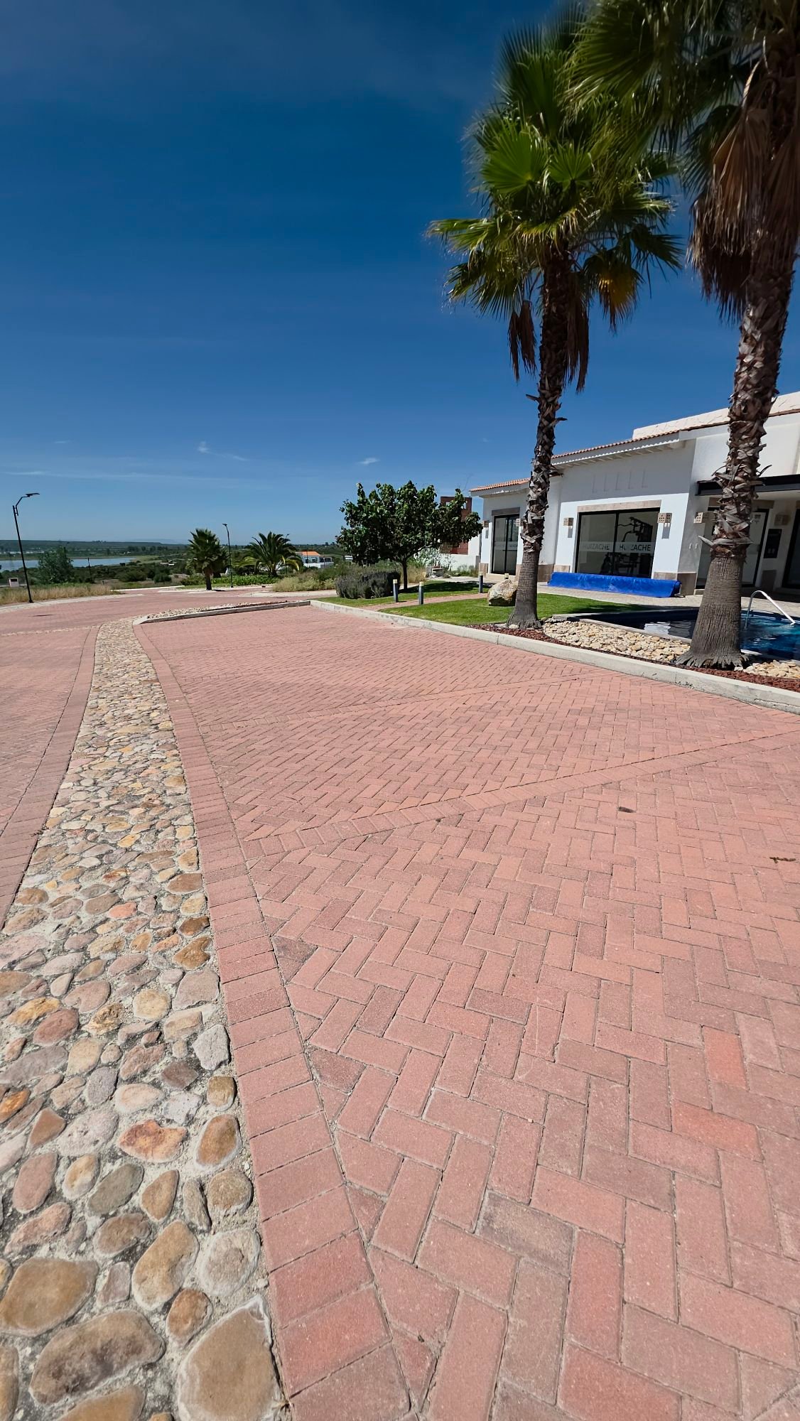 Vialidad de adoquin con cenefa de piedra frente a Casa Club Ciudad Maderas Leon terreno en venta Huizache torresa