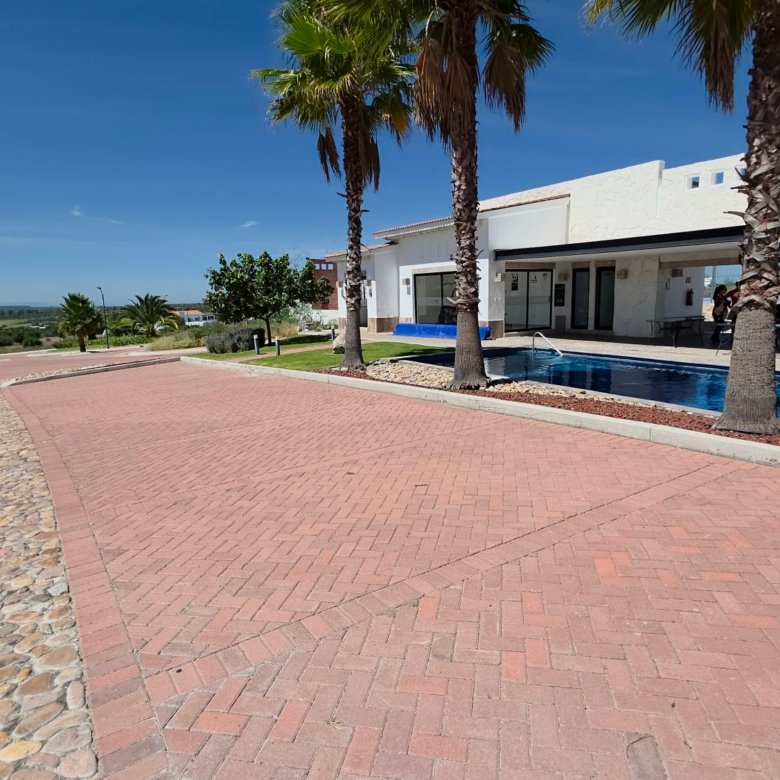 Calle adosquinada junto a la Casa Club y alberca en Ciudad Maderas Leon terreno en venta Huizache torresa