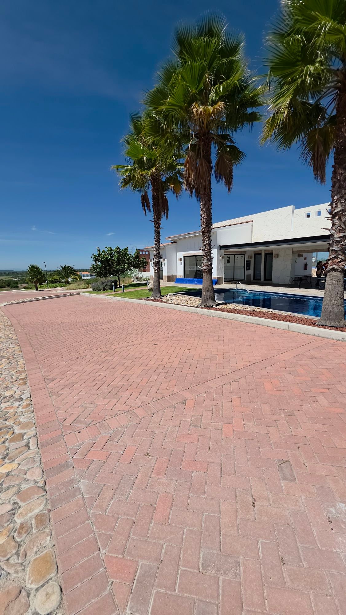 Calle adosquinada junto a la Casa Club y alberca en Ciudad Maderas Leon terreno en venta Huizache torresa