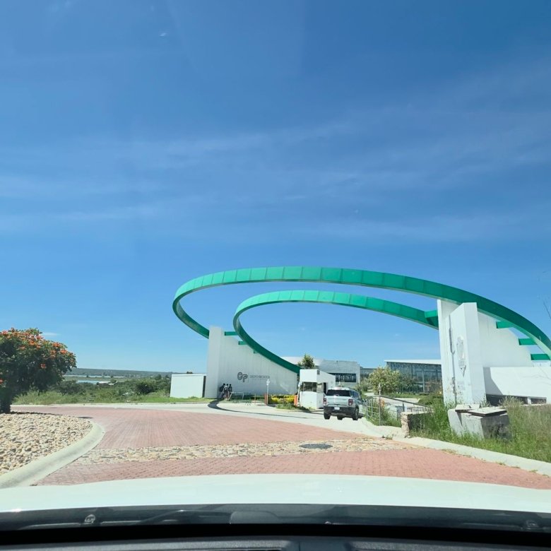 Acceso al centro deportivo La Esmeralda Club Leon cerca de terreno en venta Ciudad Maderas Leon Huizache torresa