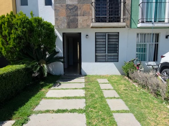 fachada principal de casa en renta de dos plantas con jardin y estacionamiento en residencial oasis leon gto
