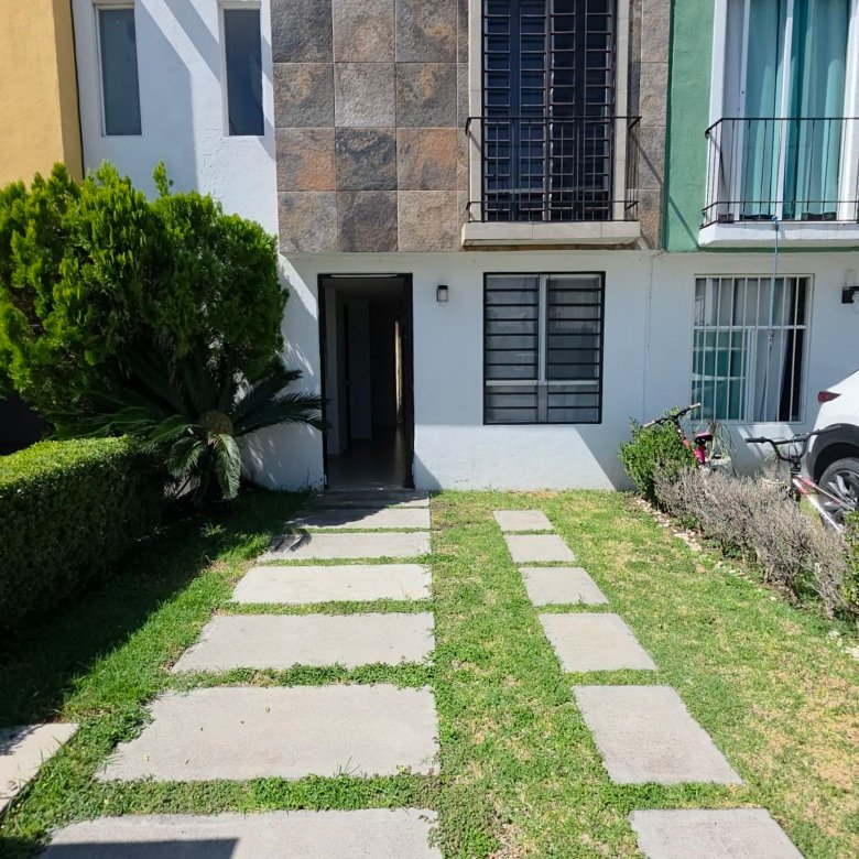 Fachada principal de casa en renta de dos plantas con jardin y estacionamiento en Residencial Oasis Leon Gto