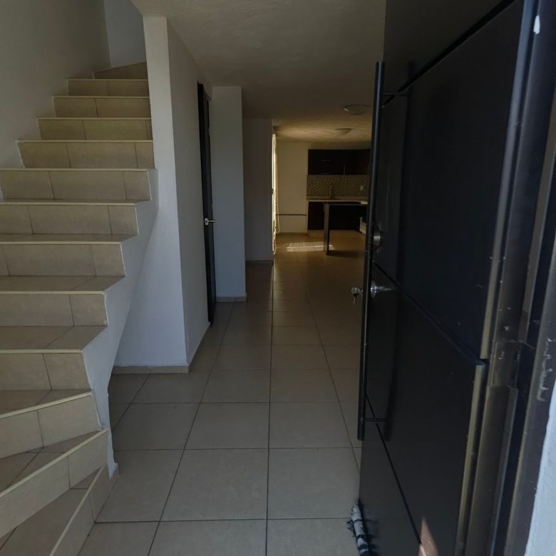 Recibidor y puerta principal de acceso con vista a escaleras en casa en renta Residencial Oasis Leon Gto