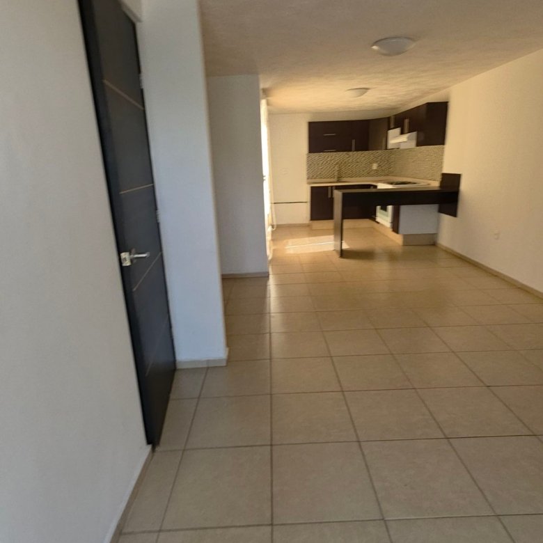 Area social de concepto abierto con sala comedor y cocina integral en casa en renta Residencial Oasis Leon Gto