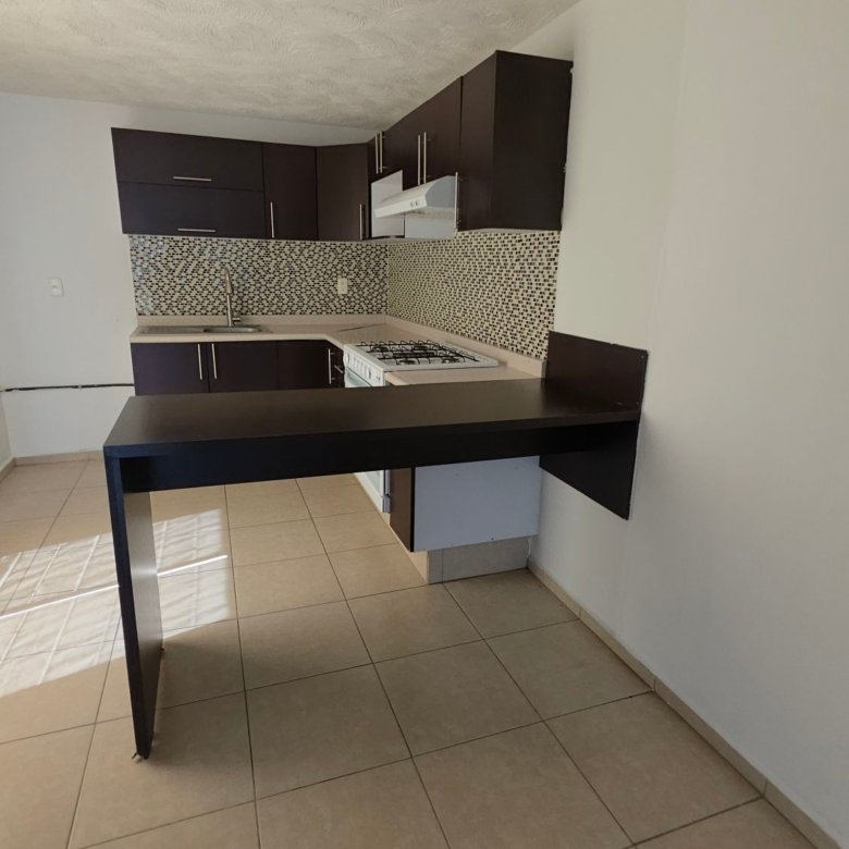 Cocina integral con barra desayunadora y espacio abierto en casa en renta Residencial Oasis Leon Gto