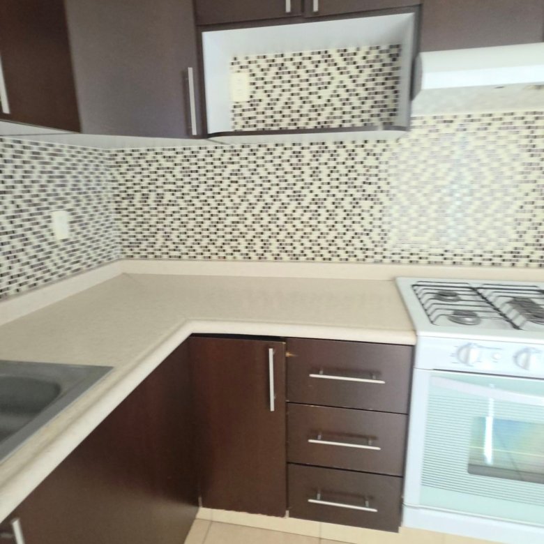 Cocina integral equipada con estufa campana y gabinete de madera en casa en renta Residencial Oasis Leon Gto