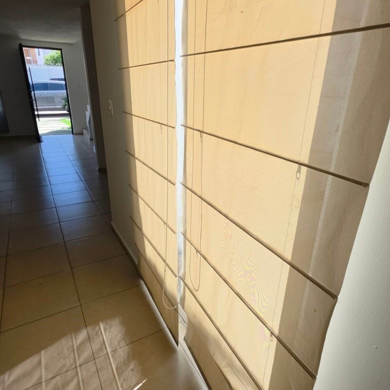 Persianas romanas en ventanal de sala comedor en casa en renta Residencial Oasis Leon Gto