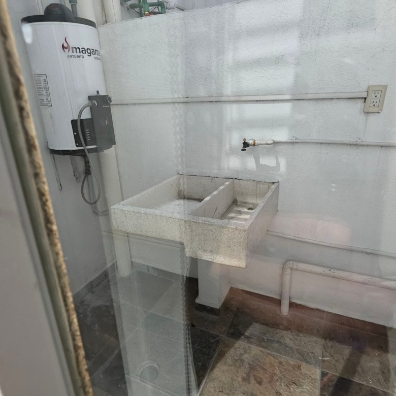 Patio de servicio con lavadero y calentador de paso en casa en renta Residencial Oasis Leon Gto
