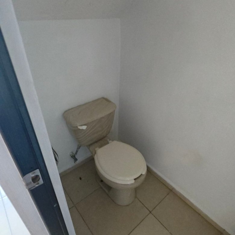 Medio bano de visitas bajo escaleras en casa en renta Residencial Oasis Leon Gto