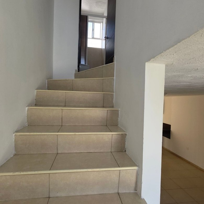 Escaleras de acceso a planta alta con piso ceramico en casa en renta Residencial Oasis Leon Gto