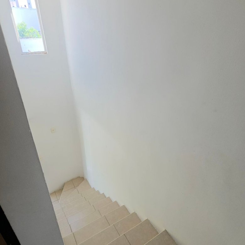 Escaleras con piso ceramico e iluminacion natural en casa de dos plantas en renta Residencial Oasis Leon Gto