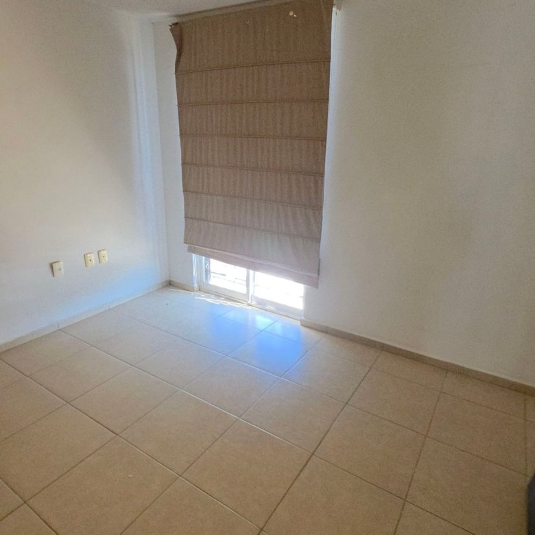 Ventana con persiana romana e iluminacion natural en recamara de casa en renta Residencial Oasis Leon Gto