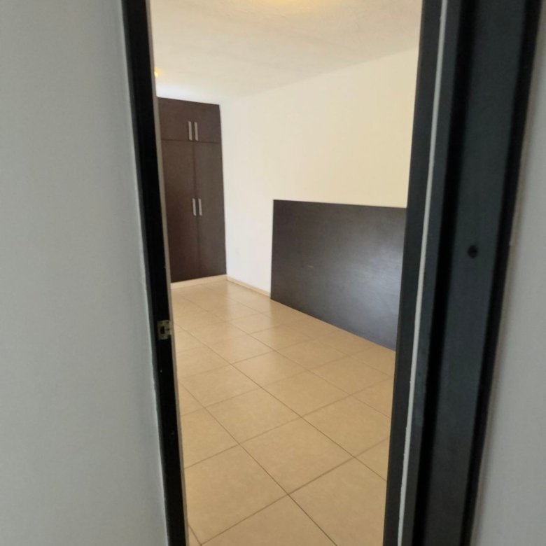 Entrada a recamara con marco de madera y closet al fondo en casa en renta Residencial Oasis Leon Gto