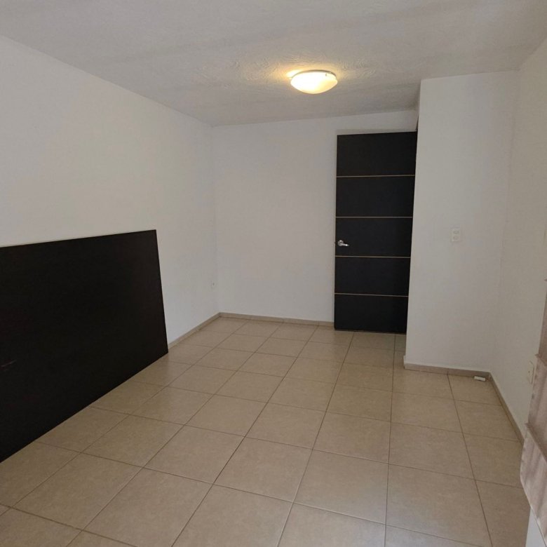 Segunda recamara con piso ceramico y puerta de madera en casa en renta Residencial Oasis Leon Gto