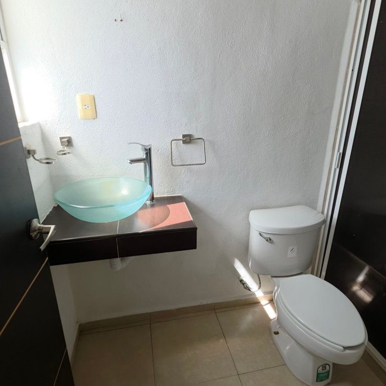 Bano completo con lavabo ovalin de cristal sobre cubierta flotante en casa en renta Residencial Oasis Leon Gto