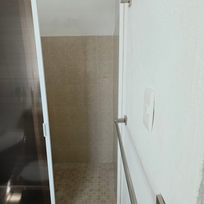 Cancel de regadera con toallero de acero inoxidable en casa en renta Residencial Oasis Leon Gto