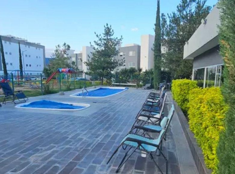 Para un texto ALT *verdaderamente optimizado* necesito ver la imagen, ya que el texto alternativo debe describir el contenido visual. Sin embargo, te ofrezco un ejemplo basado en lo que comúnmente se buscaría para SEO local inmobiliario en León, Guanajuato, *asumiendo una imagen de una propiedad*: **Ejemplo (si fuera una casa):** `Casa en venta moderna en León, Guanajuato | Inmobiliaria local Gto.` **Explicación:** * **Descriptivo:** Describe lo que *probablemente* se vería (casa moderna). * **Palabras clave:** "Casa en venta", "León, Guanajuato", "Inmobiliaria local Gto." * **Localización:** Especifica la ciudad y el estado. * **Breve y directo.** Si me describes la imagen (ej. 'foto de fachada de un departamento con balcón', 'terreno comercial cerca de la universidad'), puedo ser mucho más específico.