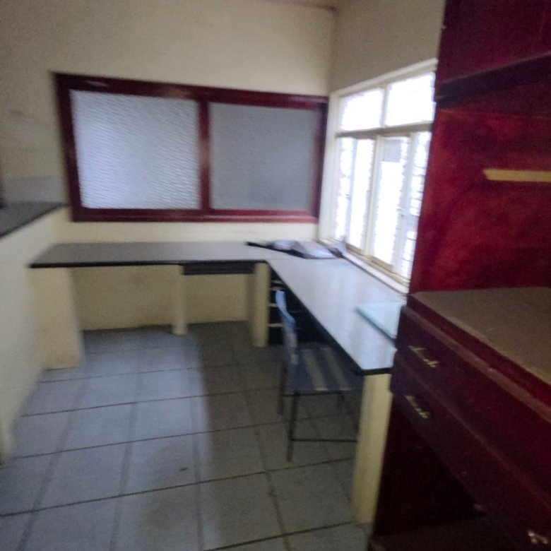 Aquí tienes algunas opciones, elige la que mejor se ajuste al contexto específico de la imagen si tienes más detalles: **Opción 1 (Más general):** "Casa en venta en León, Guanajuato. Inmobiliaria local." **Opción 2 (Si la imagen muestra una propiedad residencial):** "Propiedad residencial en venta, León, GTO. Bienes raíces León." **Opción 3 (Si la imagen es de un agente o agencia):** "Agente inmobiliario en León, Guanajuato. Venta de casas y terrenos."