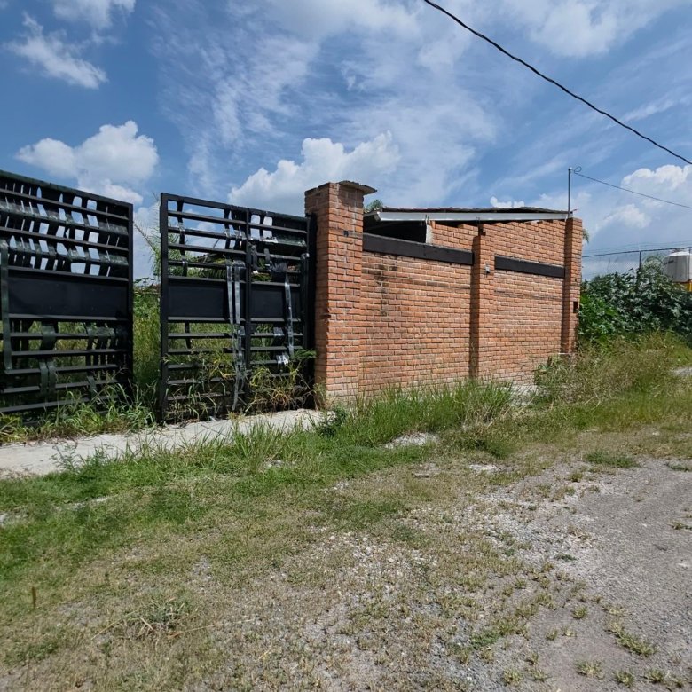 Acceso y portón de terrenos campestres en venta en Villas del Vergel Jesús del Monte León Gto
