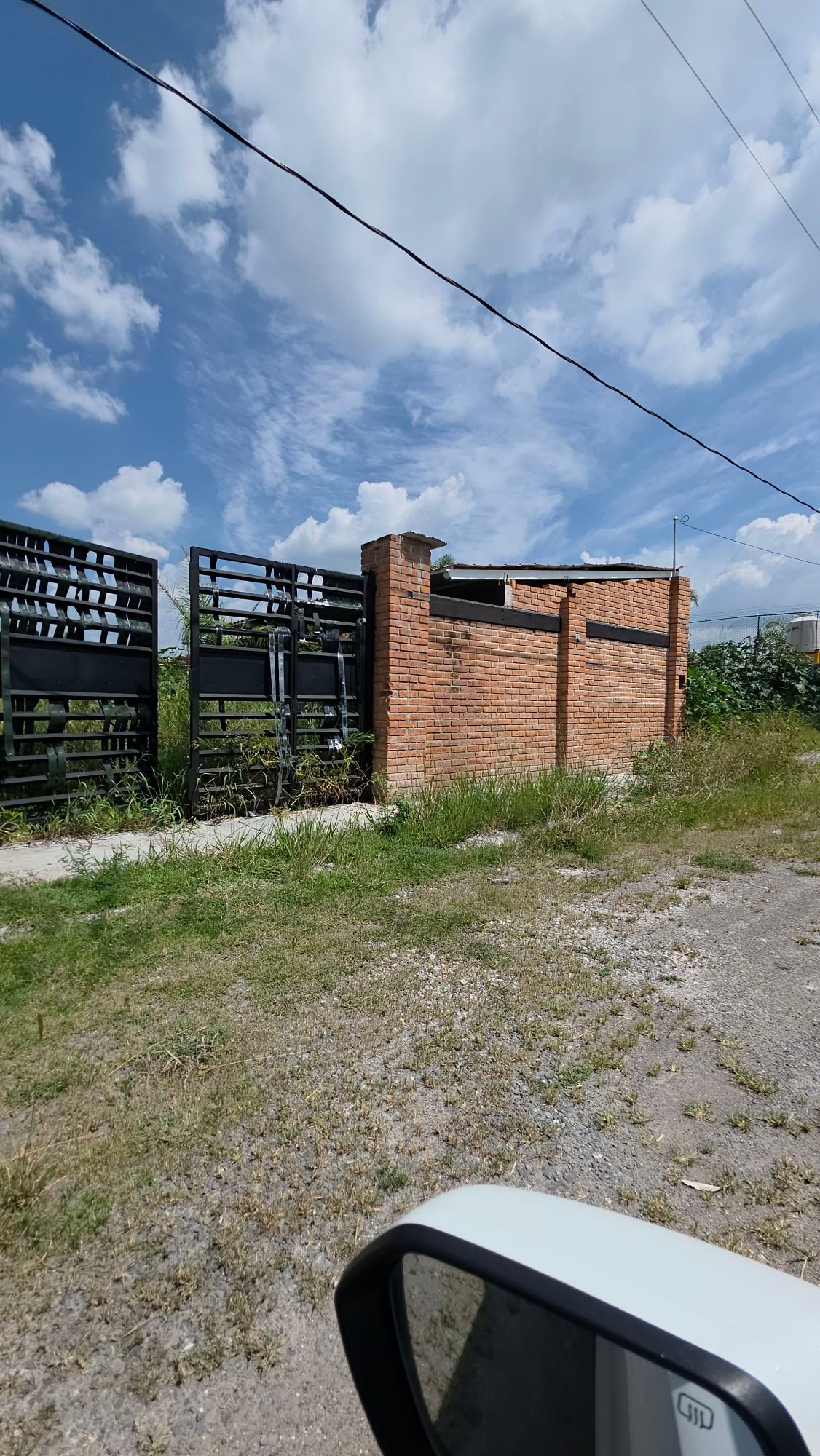 Acceso y portón de terrenos campestres en venta en Villas del Vergel Jesús del Monte León Gto